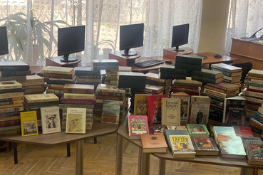 Команда Заботы: Центральной библиотеке Енакиево передали новую партию книг