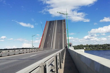 Из-за разводки Ладожского моста ограничат движение по трассе «Кола»