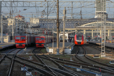 Тактовое движение поездов запустили по маршруту «Мельничный Ручей – Санкт-Петербург»