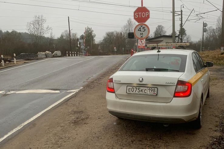 Ространснадзор в Лужском районе провел разъяснительную работу с водителями о безопасности на ж/д переездах