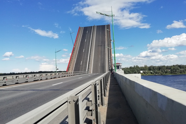 Разводка Ладожского моста