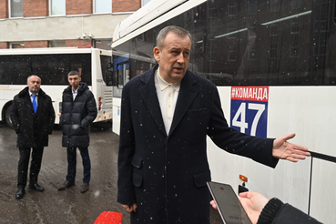 Александр Дрозденко осмотрел новые автобусы, которые выйдут на дороги Ленобласти