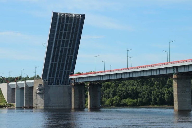 Разводка Ладожского моста через реку Нева
