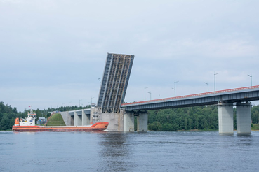 Разводка Ладожского моста через реку Нева