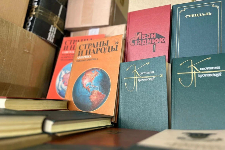 Комитет по транспорту Ленобласти и СПбГАСУ передадут в библиотеку Енакиево более 4000 книг