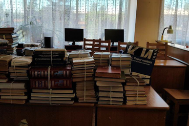 Ленинградская область передала донбасскому Енакиево книги и канцелярию