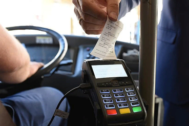 В Комтрансе объяснили, что делать, если водитель просит перевести деньги за проезд на личную карту